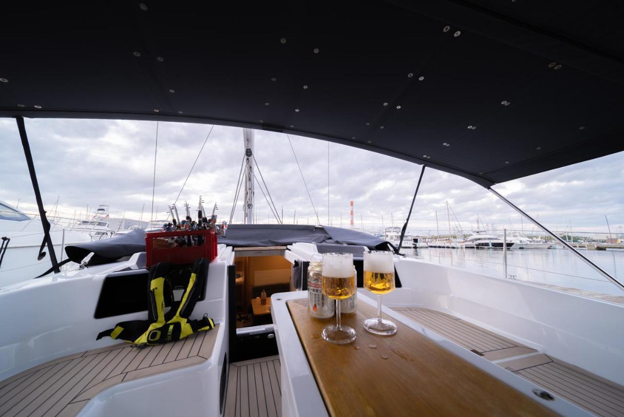 Sea Breeze With Luxury Yacht On Bay Präfektur Tokio
